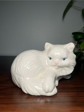 Vintage white Persian Ceramic Cat Blue Eyes. Figurine Art Pottery 1980